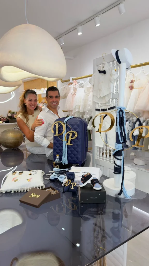 Η Μαρία Θεοδωρίδου με τον Βασίλη Δήμα και το προσωποποιημένο σετ βάπτισης του Δημήτριου Παναγιώτη στη Fedra Tales.